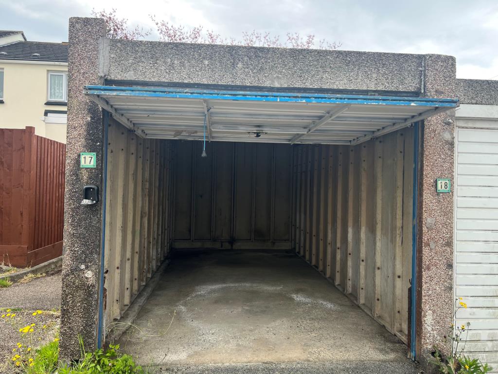 Lot: 12 - VACANT LOCK-UP GARAGE IN RESIDENTIAL LOCATION - Internal picture of garage